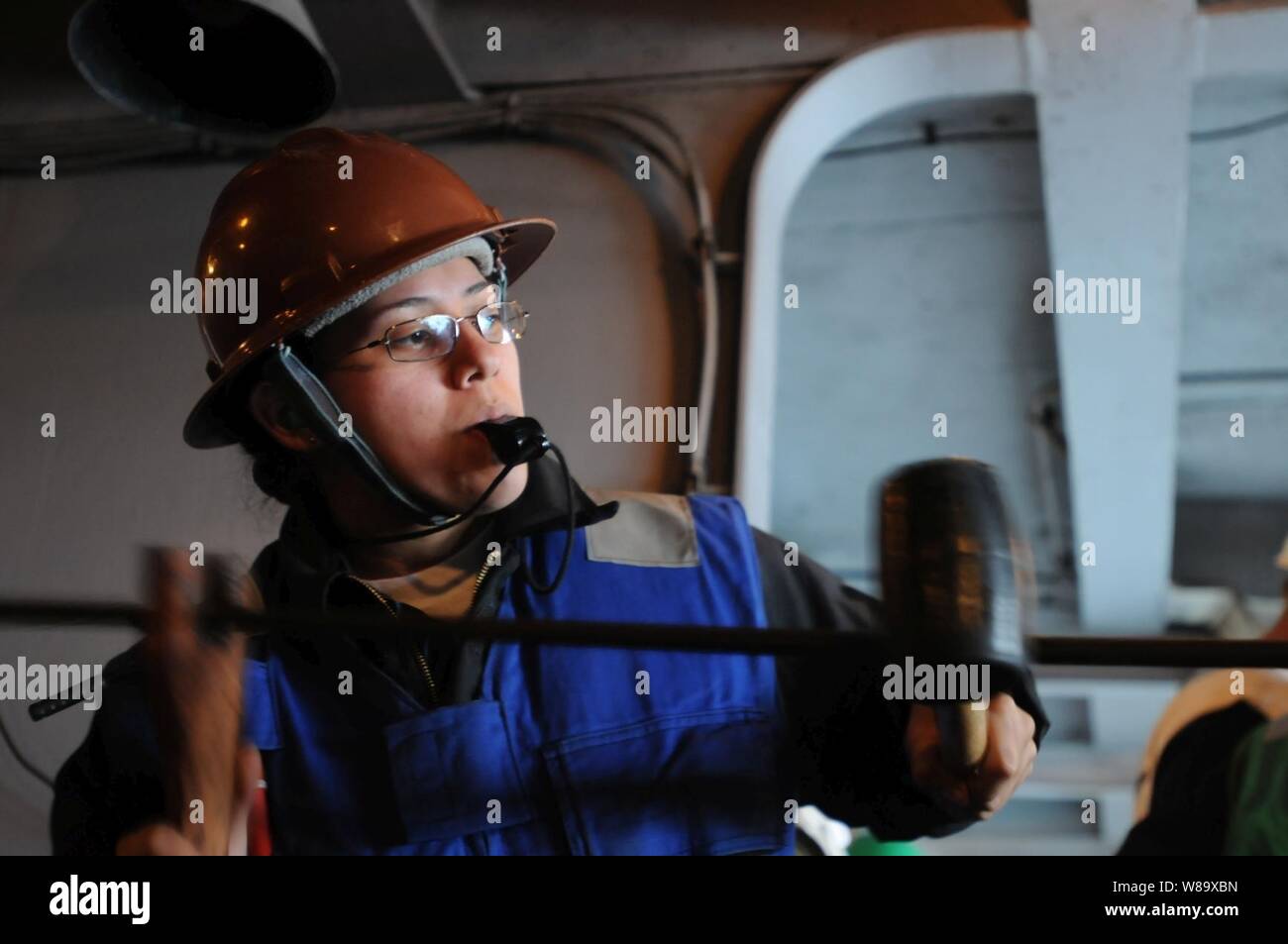 Matelot de la Marine américaine Sarah Hernandez s'applique à un câble de tension dans le carburant station 15 à bord du porte-avions USS Ronald Reagan (CVN 76) dans l'océan Pacifique le 21 mars 2009. Après avoir connecté à la Reagan croiseur lance-missiles USS Chancellorsville (CG 62), fil-Treuils à câble ont été utilisé pour soulever la pompe de ravitaillement entre les navires. Le Reagan est en cours la réalisation d'exercices de maintien en puissance. Banque D'Images