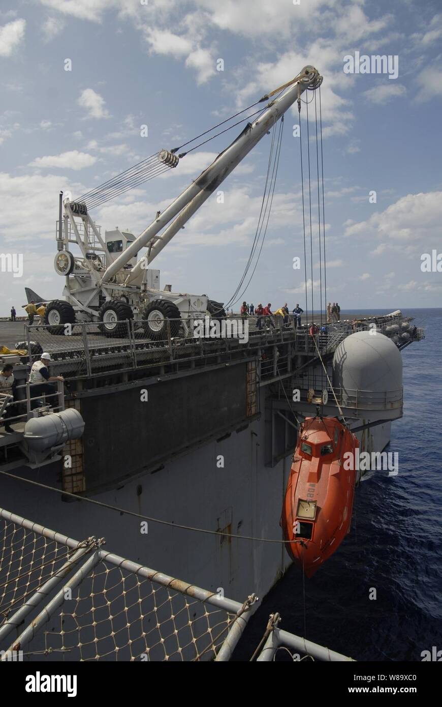 L'embarcation de la Maersk Alabama est hissé à bord du USS Boxer (DG 4) à traiter pour preuve dans l'océan Indien le 13 avril 2009. Le Capitaine Richard Phillips a été retenu en captivité dans l'embarcation par de présumés pirates somaliens pendant cinq jours à la suite d'une tentative de détournement a échoué au large des côtes somaliennes. Le boxeur est déployée dans le cadre du Groupe d'intervention amphibie Boxer avec la 13e Marine Expeditionary Unit des opérations de sécurité maritime dans la 5e flotte de la Marine américaine zone d'opérations. Banque D'Images