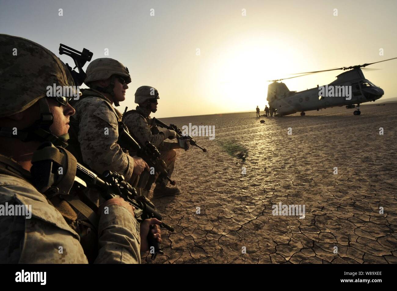 Les Marines américains du 13e Marine Expeditionary Unit assurer la sécurité d'un CH-46E Sea Knight hélicoptère pendant un exercice d'entraînement de masse commune à Grand Bara, Djibouti, près du Camp Lemonier le 20 mai 2009. L'unité des Marines formés avec les anges gardiens de la 82e Escadron de sauvetage expéditionnaire au cours de la journée de l'exercice. Banque D'Images