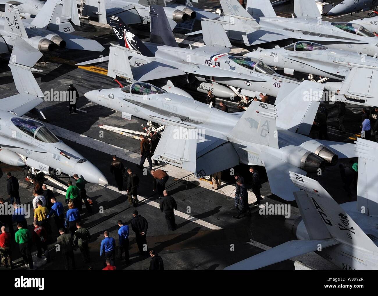 Les marins de la marine américaine de participer à une marche dans les débris de l'objet étranger à bord du porte-avions USS Dwight D. Eisenhower (CVN 69) dans l'Océan Atlantique sur le 6 janvier, 2010. L'Eisenhower est déployée dans le cadre d'une rotation de l'avant-forces déployées à l'appui des opérations de sécurité maritime dans la flotte des États-Unis 5e et 6e secteurs d'opération. Banque D'Images