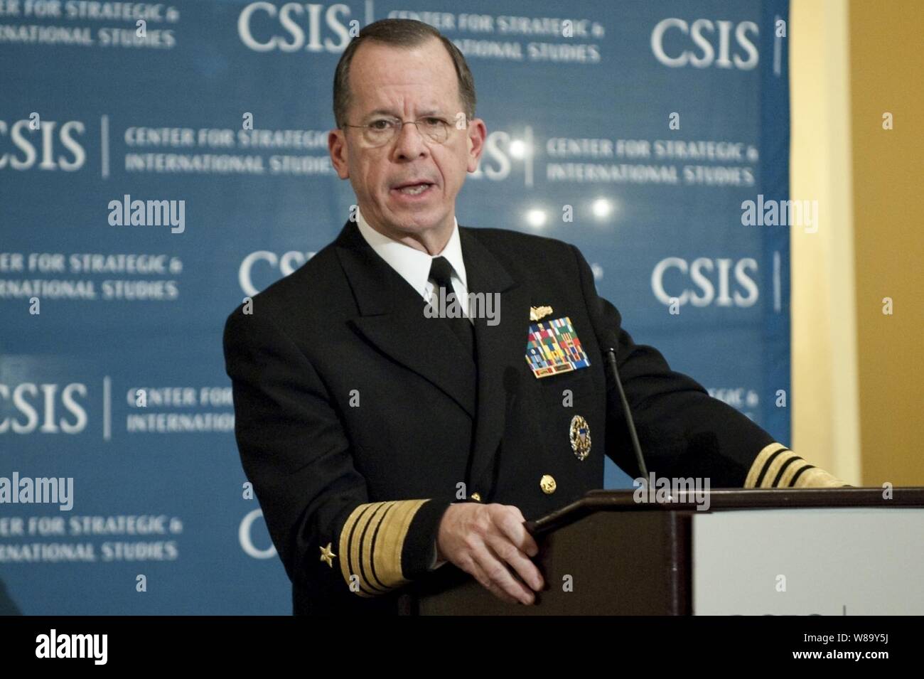 Chef de l'état-major des adm. Mike Mullen, U.S. Navy, prend la parole lors du Club Pre-Alfalfa Déjeuner à l'Hôtel Willard, à Washington, D.C. Le 29 janvier 2010. L'événement, organisé par le Centre des Études Internationales et Stratégiques, est un événement à la luzerne dîner annuel du Club en l'honneur de l'anniversaire de la Confédération le général Robert E. Lee. Banque D'Images
