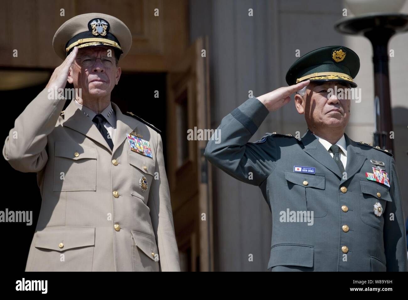 Chef de l'état-major des adm. Mike Mullen et Chef du personnel de l'auto-défense japonaises le général Ryoichi Oriki rendre honneurs au cours de la marche de ce pays ? Les hymnes nationaux respectifs au Pentagone le 24 juin 2010. Banque D'Images