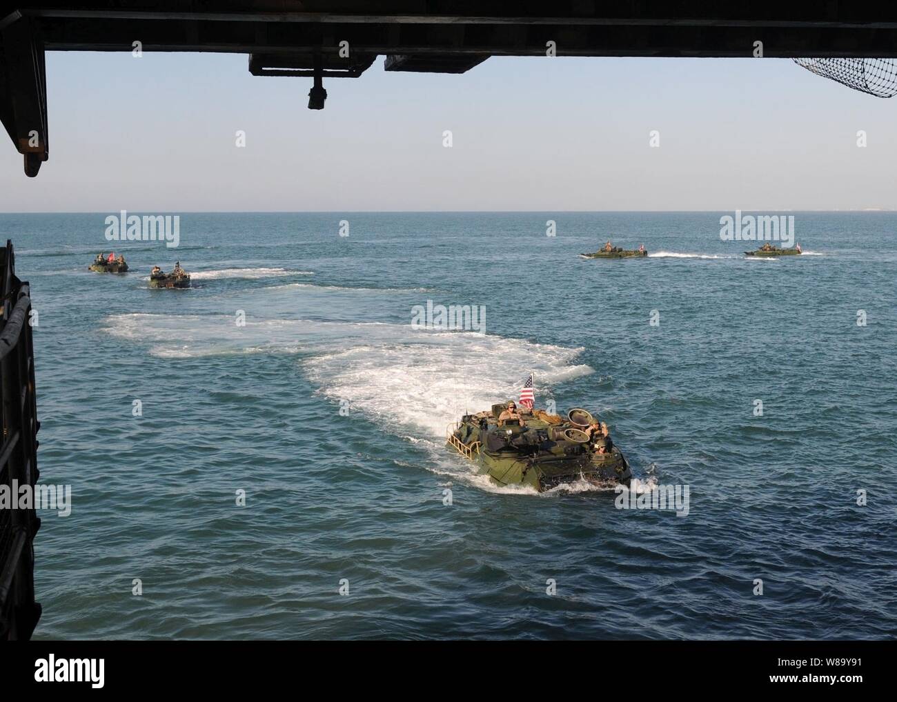 U.S. Marine Corps des véhicules d'assaut amphibie se préparent à entrer dans le pont du coffre de la station d'amphibie Navire de débarquement USS Carter Hall (LSD 50) pendant que le navire est en cours dans l'Océan Atlantique le 30 août 2010. Le groupe amphibie Kearsarge est en route vers le Pakistan pour fournir aux victimes des inondations de l'aide aux habitants de cette nation. Banque D'Images