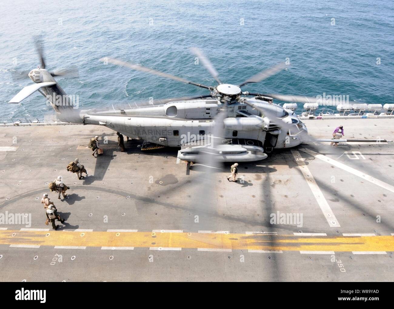 Les Marines américains à bord d'un MH-53E Sea Dragon Hélicoptère Hélicoptère affecté à l'escadron 15 de lutte contre les mines à bord du USS Peleliu (LHA 5) pendant qu'ils sont en cours dans le Nord de la mer d'Oman, le 12 août 2010. Le groupe amphibie Peleliu s'apprêtait à appuyer le gouvernement pakistanais et les efforts de secours en cas de catastrophe militaire avec des capacités de levage lourd dans les régions inondées du Pakistan. Banque D'Images