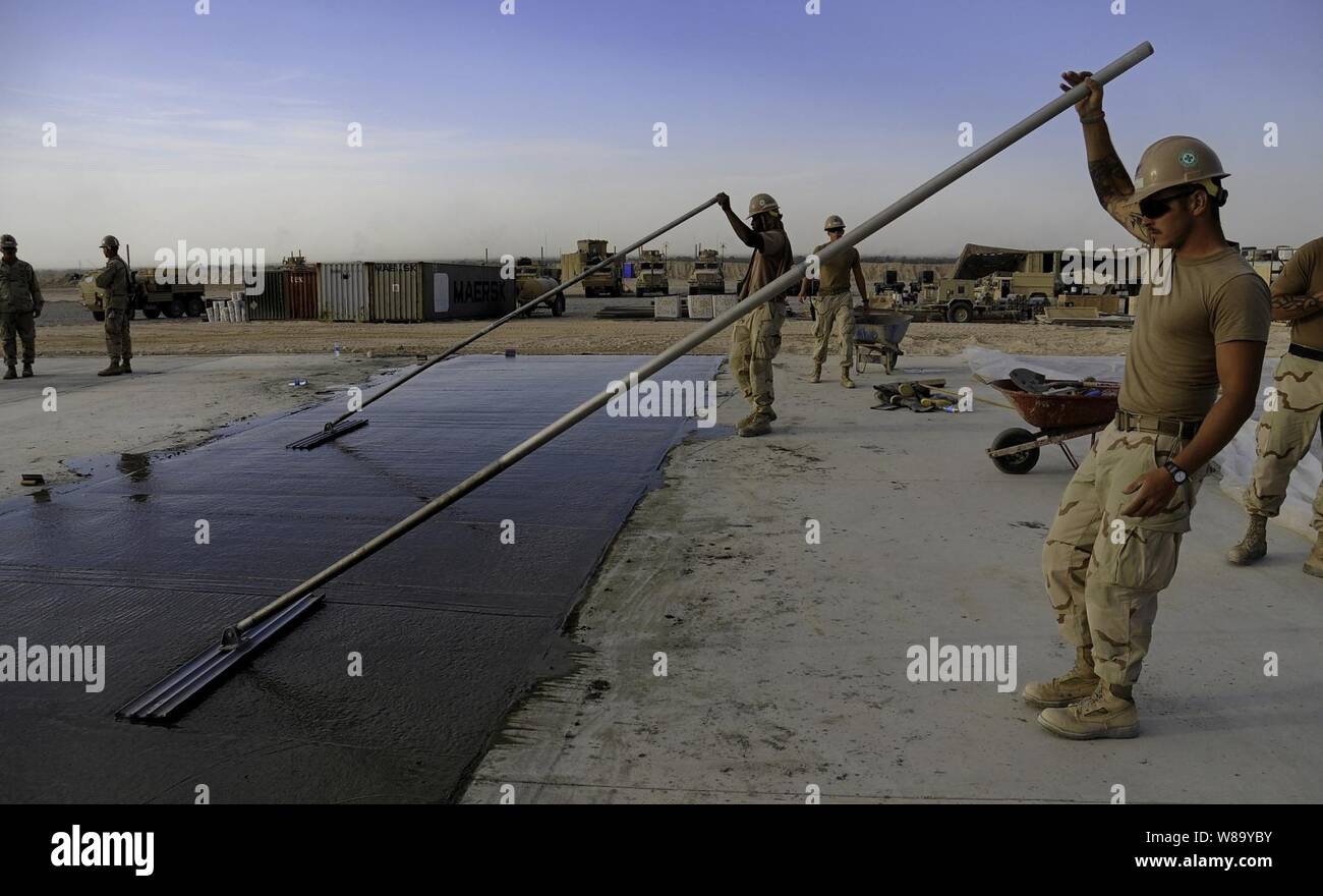 U.S. Navy Seabees avec Mobile Naval Construction Battalion 40 lay pour un projet concret au Camp dei Dadi II dans le nord de l'Afghanistan le 25 septembre 2010. Banque D'Images