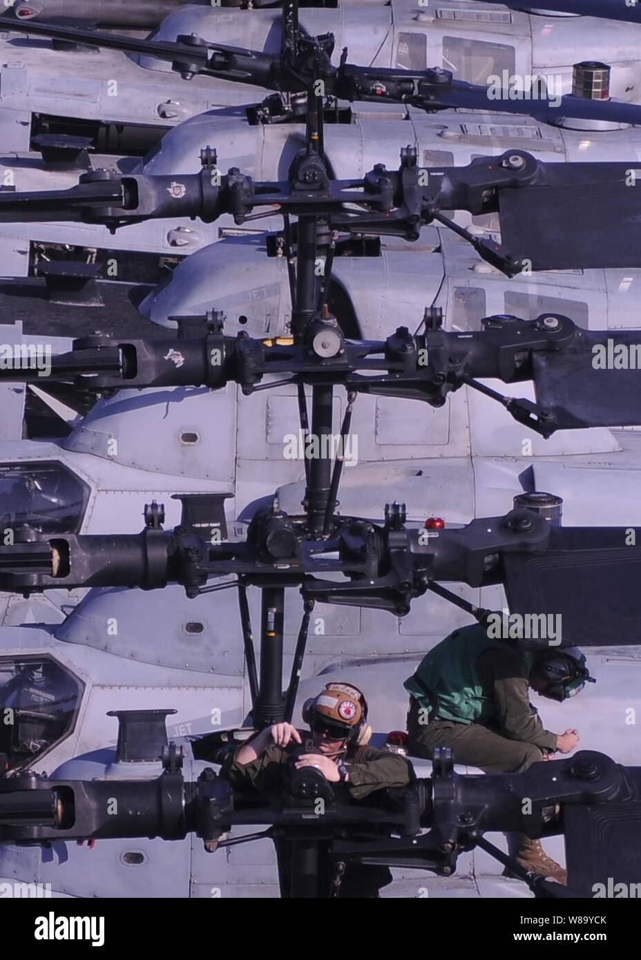 Le Corps des Marines des États-Unis. Christopher Horvet (gauche) affectés à l'Escadron 542 attaque maritime, procède à l'entretien sur le rotor d'un AH-1Z Super hélicoptère Cobra à bord de l'avant-déployé d'assaut amphibie USS Essex (DG 2) pendant qu'ils sont en cours dans la mer des Philippines sur Septembre 25, 2010. Banque D'Images