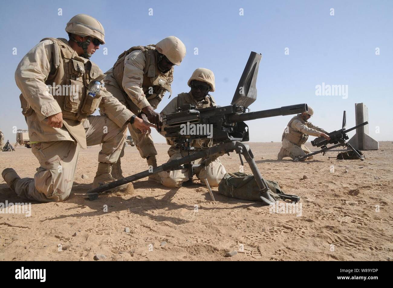 U.S. Navy Seabees avec Mobile Naval Construction Battalion 5 setup MK-19 lance-grenades lors d'une armes collectives gamme qualification au Camp Sapadalure, province de Helmand, Afghanistan, le 16 octobre 2010. Le bataillon fut déployé en Afghanistan pour exécuter la mécanique générale, la construction de l'infrastructure et la gestion de projet dans le cadre de l'opération Enduring Freedom. Banque D'Images