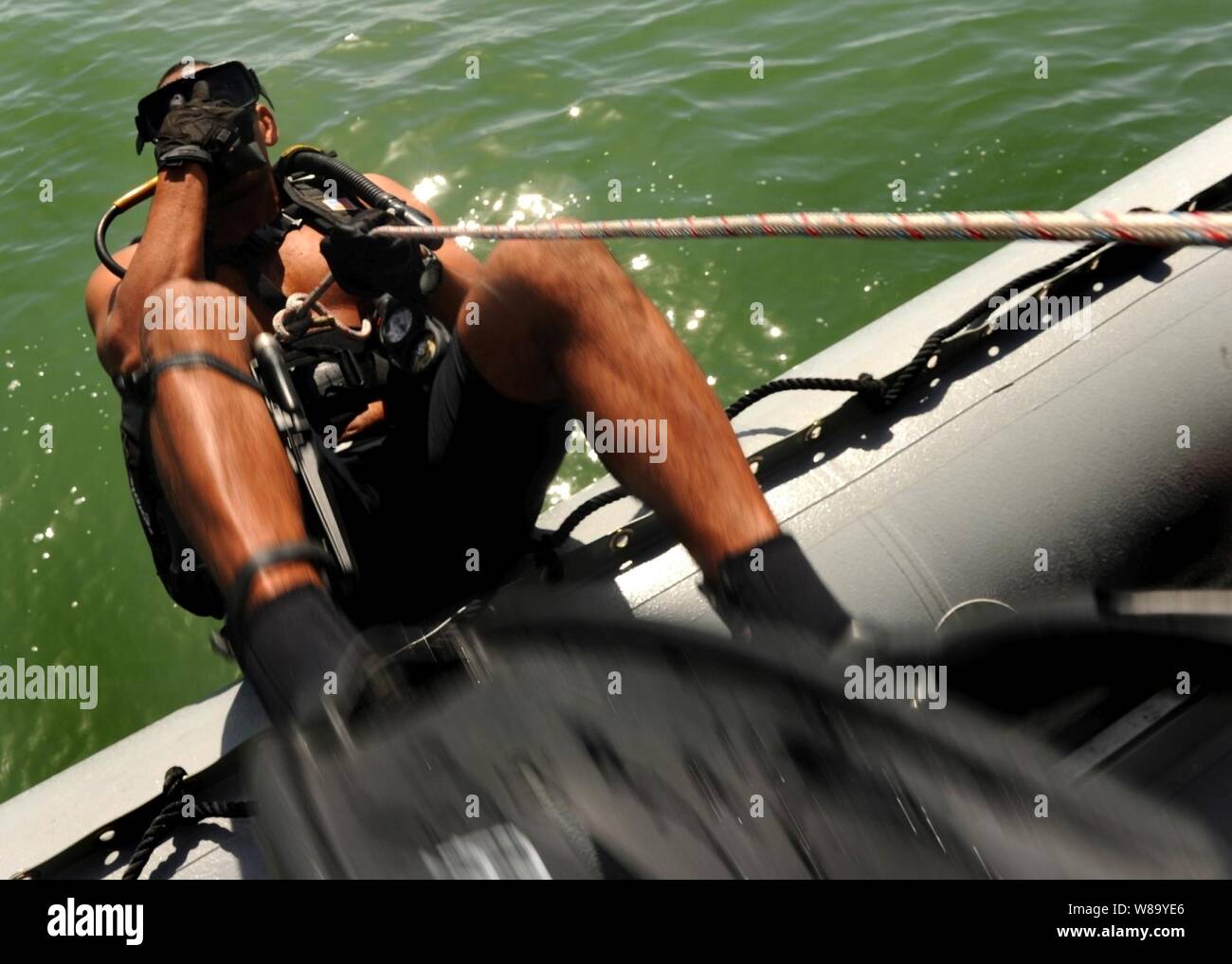 La Marine américaine Maître de 2e classe Robert Factures, attribué à Combined Task Group 56.1, entre dans l'eau au cours d'une plongée et la protection de la force antiterroriste à Manama, Bahreïn, le 13 octobre 2010. La plongée a été effectuée avec des marins de plongée et de l'unité mobile de récupération 2, qui a été déployé dans le cadre du Groupe de travail combiné 56,1 pour appuyer les opérations de sécurité maritime et les efforts de coopération en matière de sécurité dans le théâtre dans la 5e Flotte des États-Unis zone de responsabilité. Banque D'Images