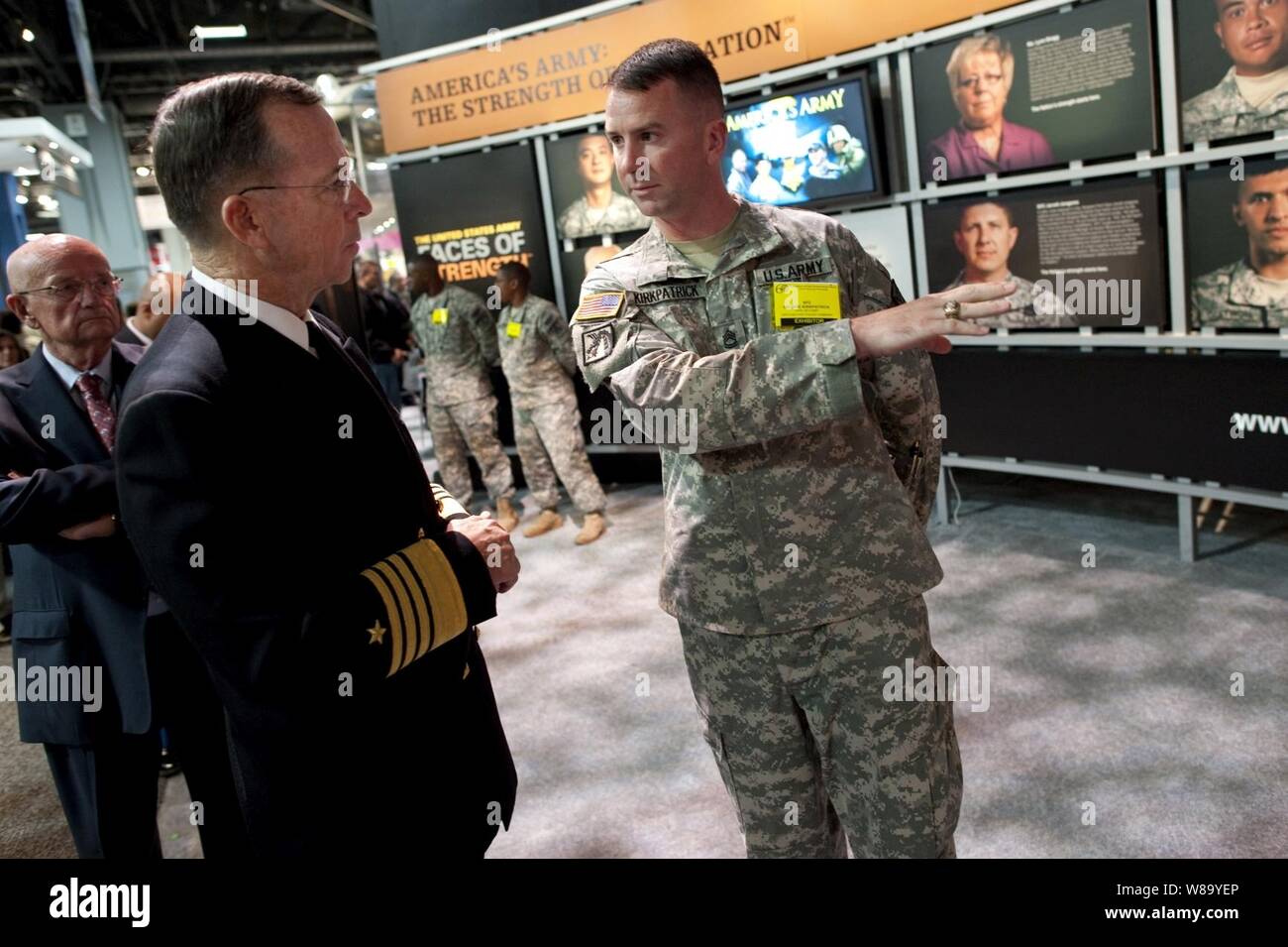 Chef de l'état-major des adm. Mike Mullen, U.S. Navy, parle avec le sergent de l'armée américaine. 1re classe George J. Kirkpatrick au 60e Congrès annuel de l'Association réunion et exposition de l'Armée américaine au Walter E. Washington Convention Center à Washington, D.C., le 27 octobre 2010. Banque D'Images