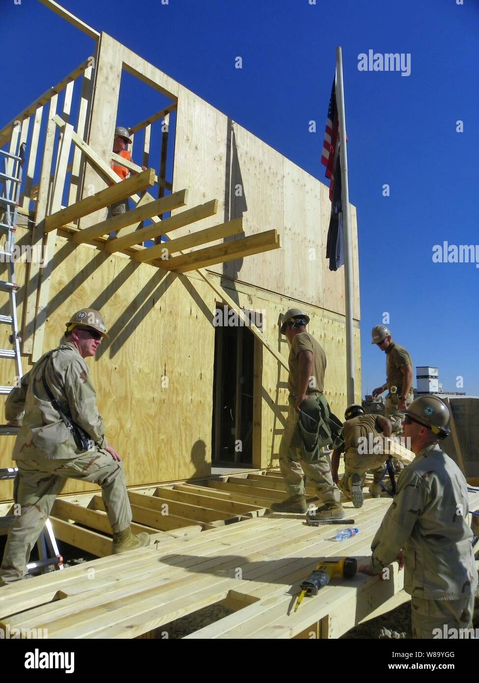 Capitaine John DeBerard, commandant du bataillon de construction navale 18 Mobile, et le Premier maître de Joseph Zaleski conférer sur la sécurité comme Seabees affectés à la construction navale Bataillon mobile 18 construire une cabane de l'Asie du Sud-Ouest à l'aérodrome de Kandahar, Afghanistan, le 12 novembre 2010. Mobile Naval Construction Battalion 18 est un bataillon de réserve opérant dans la région du sud de l'Afghanistan de RC. Banque D'Images