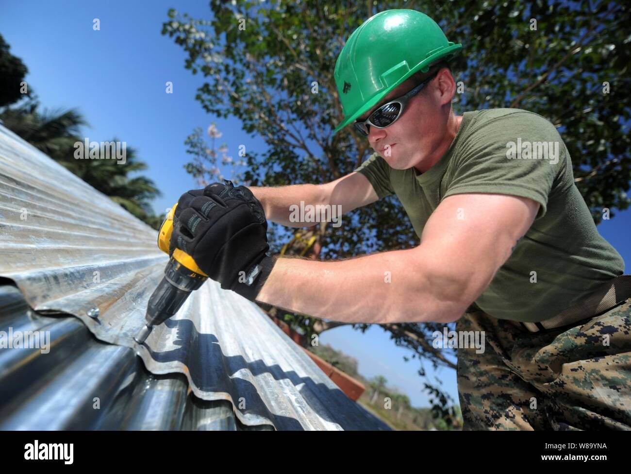 Le Corps des Marines des États-Unis. Stephen S. Mcdonaldhale, affecté à la 2e Groupe Logistique Maritime, répare le toit d'une classe à l'Escuela Santa Marta à San Jose, au Guatemala, au cours d'un projet d'une semaine à l'appui de Partenariat Sud Station 2011 le 31 janvier 2011. Partenariat sud Station est un déploiement annuel de navires américains à la U.S. Southern Command zone de responsabilité dans les Caraïbes et Amérique latine impliquant le partage d'information avec des marines, garde-côtes et des services civils de l'ensemble de la région. Banque D'Images