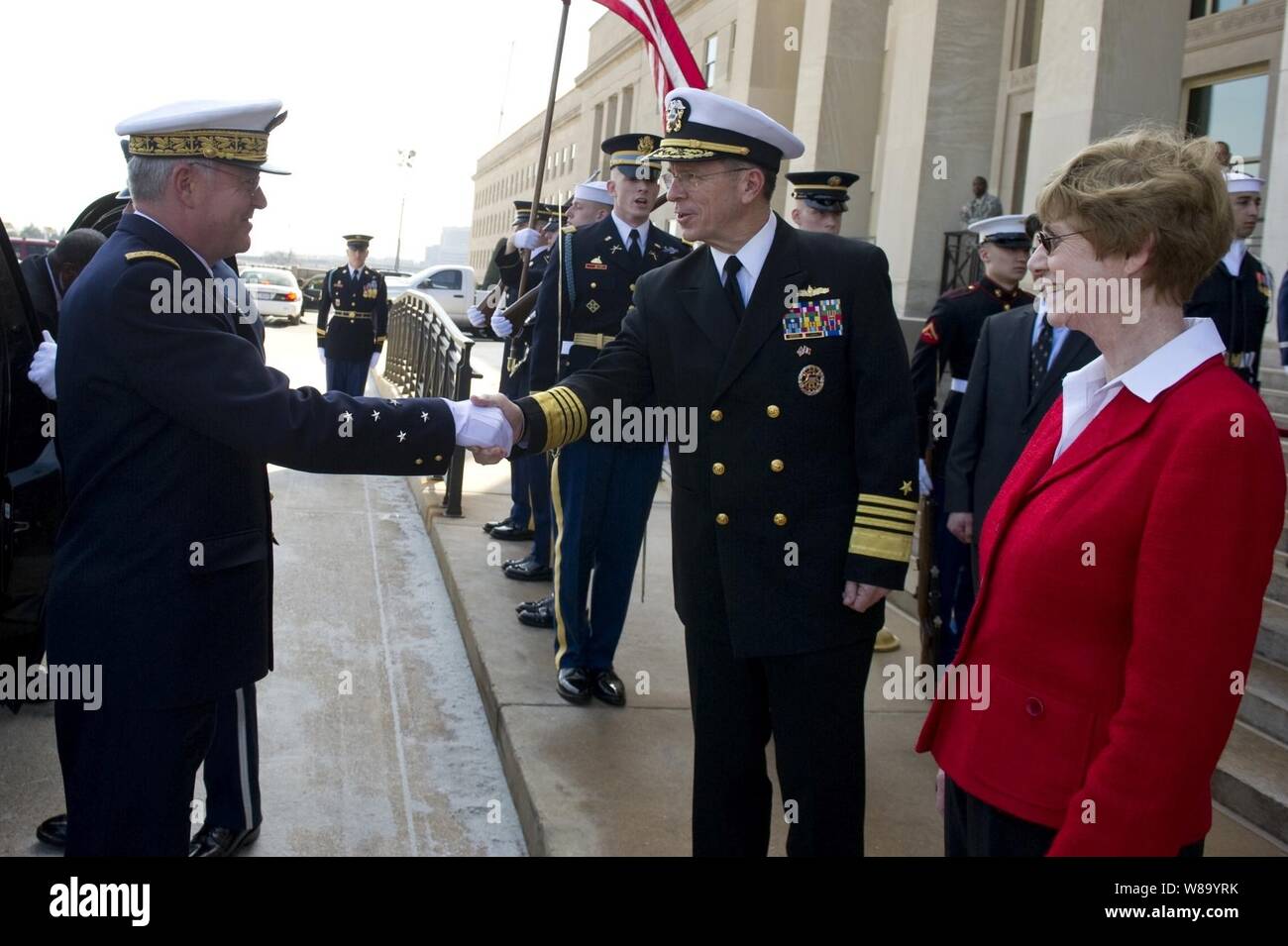 Chef de l'état-major des adm. Mike Mullen, U.S. Navy, et sa femme Deborah Français Bienvenue Chef d'état-major général des Forces armées de l'Adm. Edouard Guillaud au Pentagone à Washington, D.C., le 18 février 2011. Banque D'Images