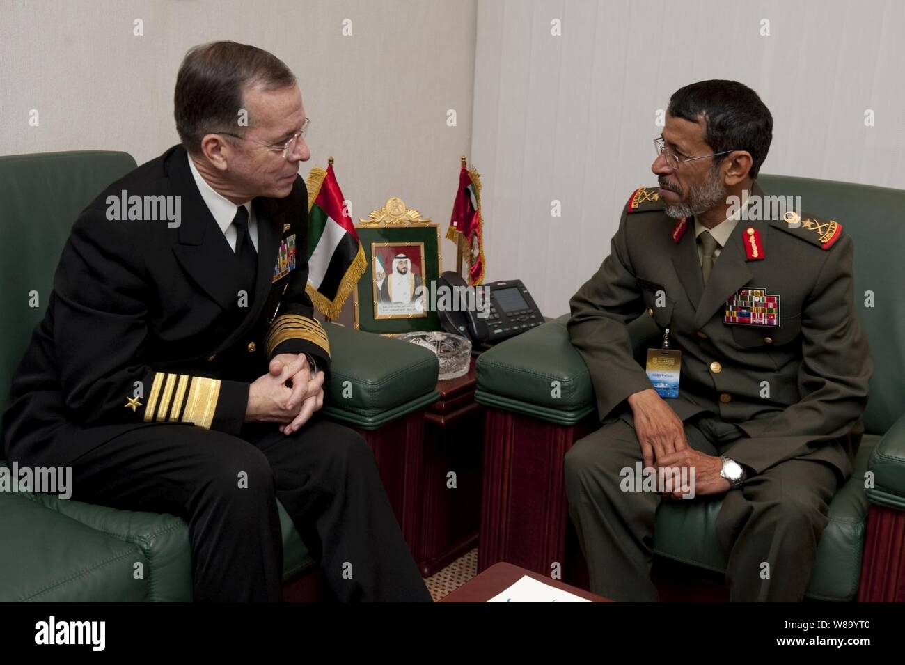 Chef de l'état-major des adm. Mike Mullen, U.S. Navy, rencontre avec le Chef de Cabinet du lieutenant-général des Forces armées des EAU Mohammed Hamad Al Thani Rumaithi à Abu Dhabi, Émirats arabes unis, le 21 février 2011. Mullen est sur une semaine de voyage à travers le Moyen-Orient pour rassurer les amis et alliés de l'engagement des États-Unis à la stabilité régionale. Banque D'Images