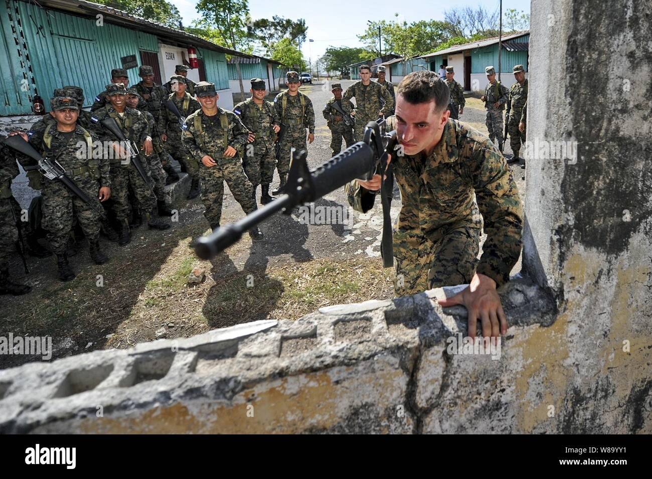 Le sergent des Marines des États-Unis. Michael G. Roth démontre des capacités techniques d'entrée appropriée aux soldats affectés à 11e bataillon de l'armée hondurienne durant un exercice d'échange d'experts en la matière à l'appui de Partenariat Sud Station 2011 à San Lorenzo, le Honduras, le 15 mars 2011. Banque D'Images