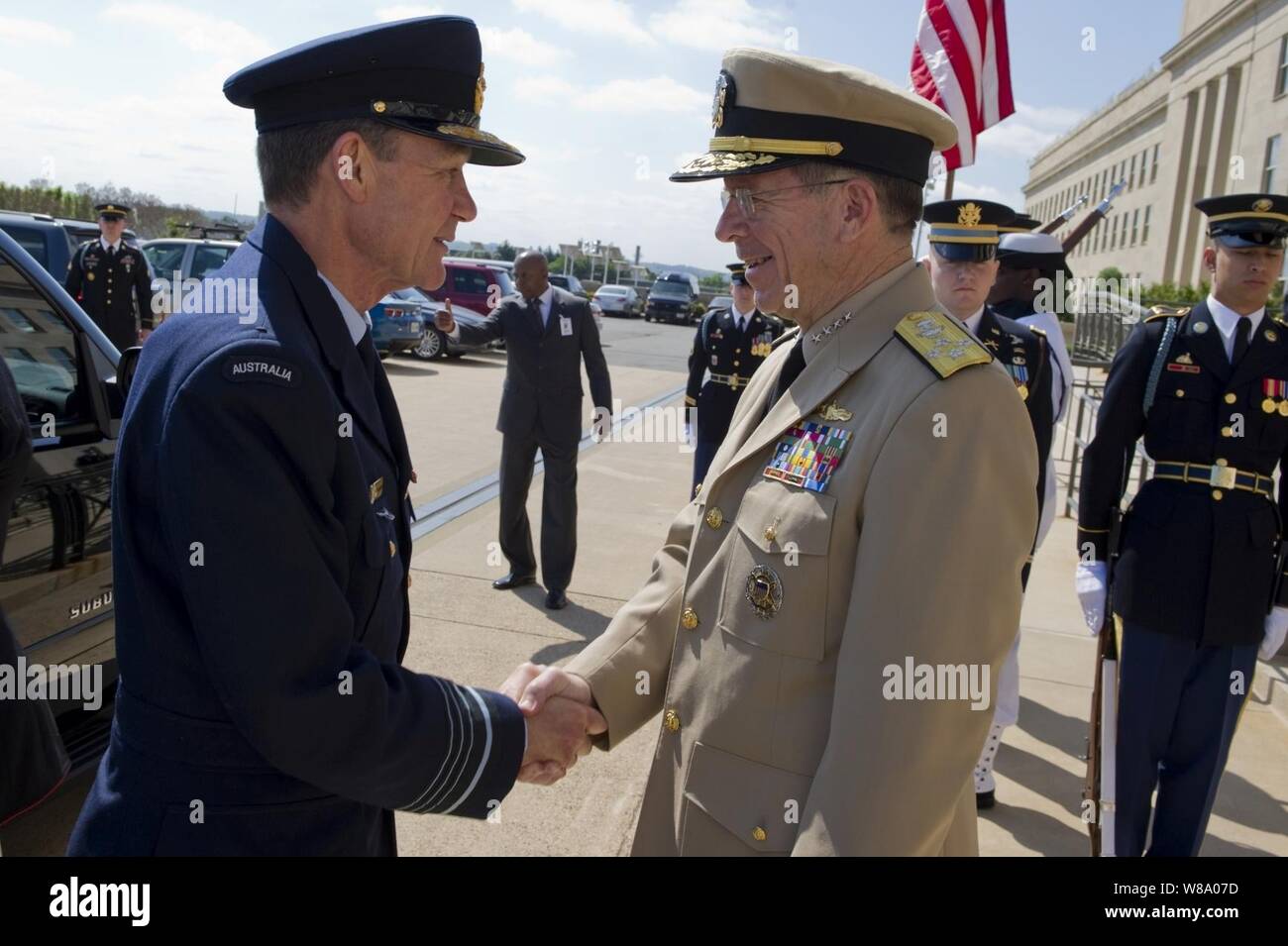 Chef de l'état-major des adm. Mike Mullen, U.S. Navy, se félicite de chef de la Force de défense australienne le maréchal en chef de l'Augus Houston au Pentagone le 11 mai 2011. Banque D'Images