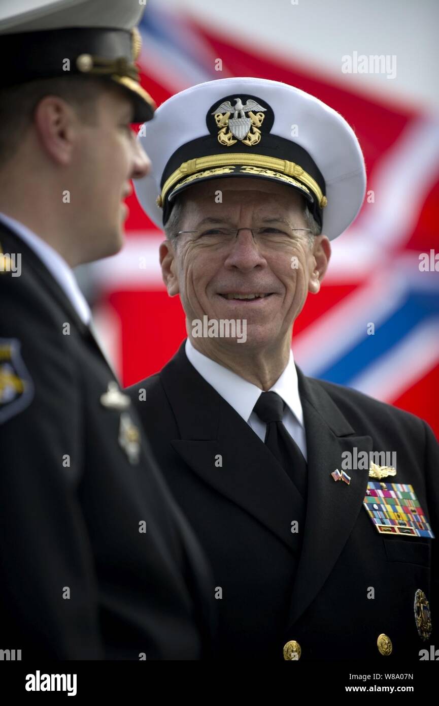 Chef de l'état-major des adm. Mike Mullen, U.S. Navy, tours la Fédération de corvette Steregushchiy à Pétersbourg, Russie, le 7 mai 2011. Mullen est sur un voyage de trois jours dans le pays pour rencontrer le chef de l'état-major général des Forces armées de la Russie Le Général Nikolaï Makarov. Banque D'Images