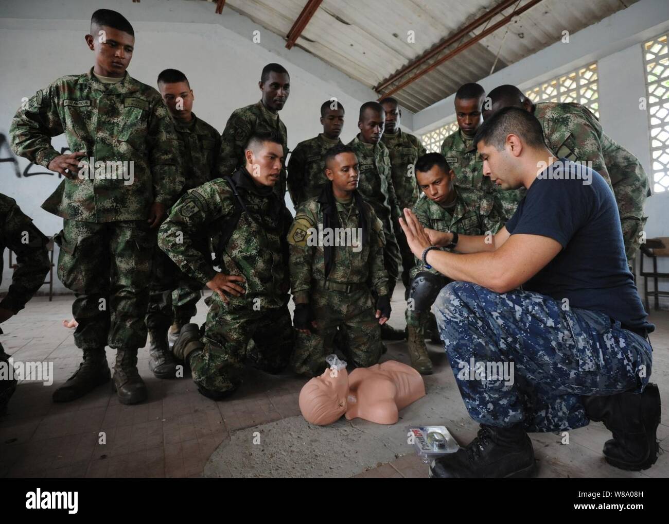 La Marine américaine Maître de 2e classe Antonio Carranza, un hôpital corpsman, effectue une formation en RCR avec fantassins de la marine colombienne lors d'une promesse continue 2011 Projet de service communautaire en Colombie le 6 juin 2011. Poursuite de promesse est une mission dans des pays d'Amérique centrale et du Sud et les Caraïbes, où la Marine américaine et les Nations Unies travaillent avec des hôtes et une variété d'organismes gouvernementaux et non gouvernementaux pour s'entraîner dans des opérations civiles et militaires. Banque D'Images