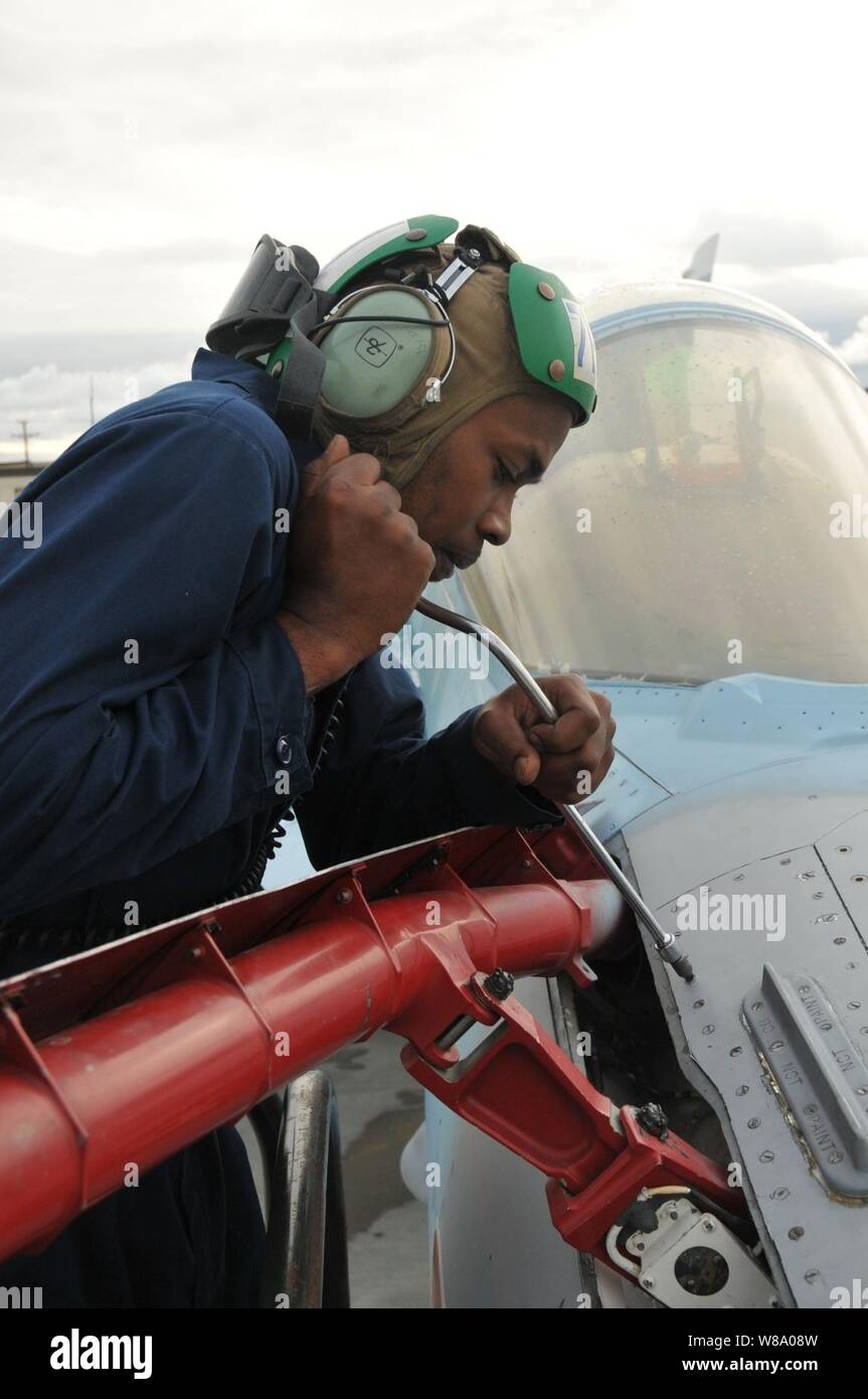 La Marine américaine, le Maître de 3e classe Yusuf Martin, affecté à l'Escadron de chasse 12 Composite, termine l'entretien sur la sonde de ravitaillement en vol d'un F/A-18C Hornet lors de l'exercice Northern Edge à Anchorage, Alaska, le 14 juin 2011. Limite nord est une formation annuelle conjointe de l'exercice conçu pour tester la réponse militaire et civil et des capacités de coordination tout en améliorant la commande, contrôle et communications relations associés à des opérations conjointes. Banque D'Images