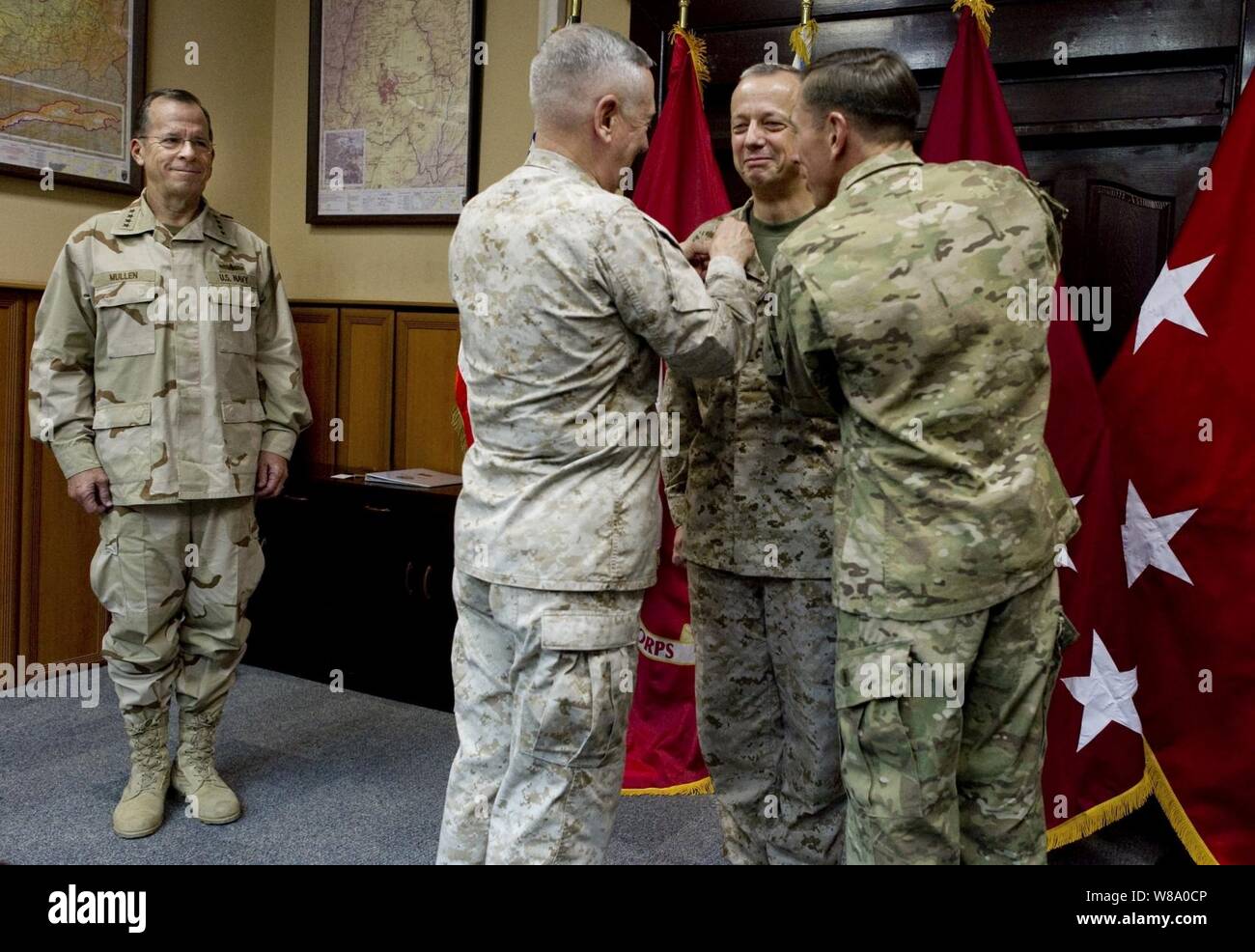 Chef de l'état-major des adm. Mike Mullen, observe en tant que commandant du Commandement central américain, le général James N. Mattis et commandant de la Force internationale d'assistance à la sécurité, le Général David H. Petraeus borne le général John R. Allen à sa cérémonie de promotion au quartier général de la FIAS à Kaboul, Afghanistan, le 18 juillet 2011. Banque D'Images