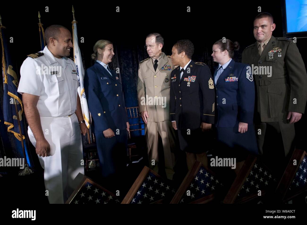 Chef de l'état-major des adm. Mike Mullen, accueille les membres du Service Militaire 2011 fois de l'année, le lieutenant de la marine américaine le Cmdr. Michael D. Fichiers (à gauche), U.S. Coast Guard Maître de 2e classe Nicole C. Emmons, 1re Armée américaine Sgt. Monekia Y. Denkins (3e à partir de la droite), le sergent-major de l'US Air Force. Lindsay W. Bell et Corps des Marines américains le Capitaine David J. CÔTÉ (droite) à la maison Canon Immeuble de bureaux à Washington, D.C., le 21 juillet 2011. Banque D'Images