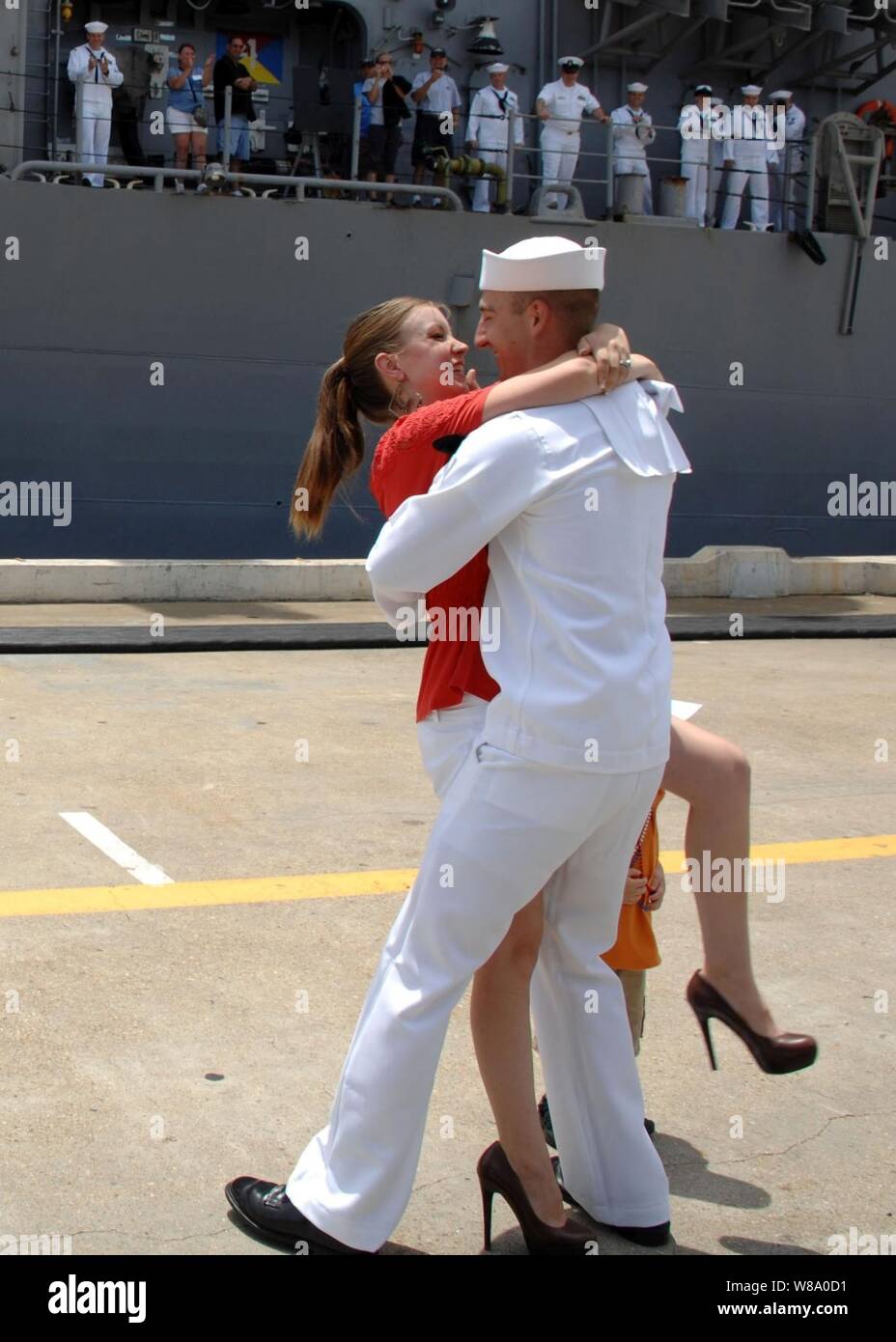 Maître de 2e classe Warren Benjamin reçoit le premier baiser de sa femme pendant une fin de semaine pour le croiseur lance-missiles USS Leyte Gulf (CG 55) à Norfolk, en Virginie, le 15 juillet 2011. Le Golfe de Leyte retourne à Norfolk Naval Station après avoir effectué un déploiement vers les États-Unis de la flotte de 5ème et 6ème zones de responsabilité. Banque D'Images