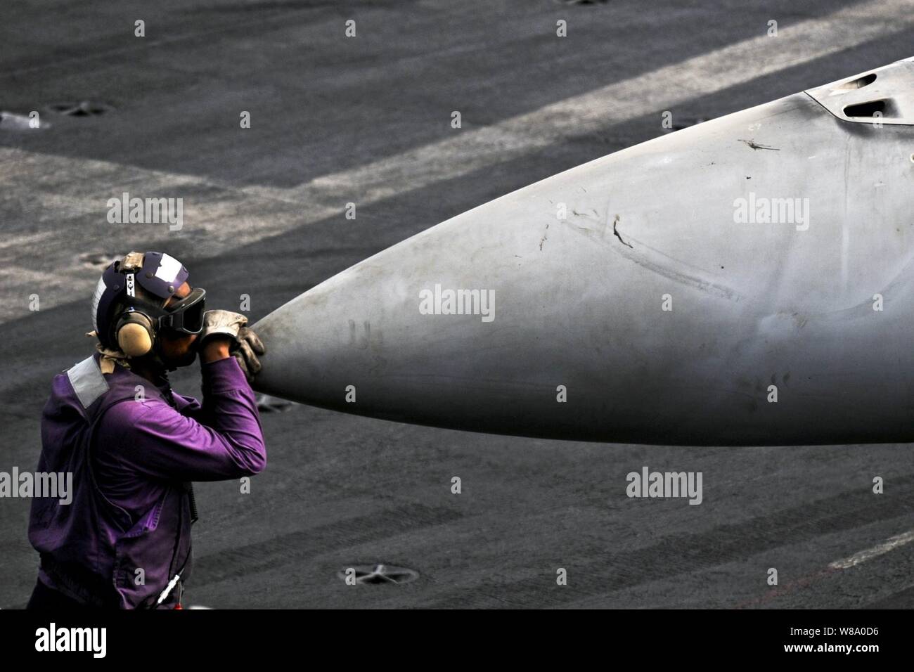 La Marine américaine, le Maître de 3e classe Bryan Herring prend un moment pour vous détendre dans la cabine de pilotage à bord du porte-avions USS George H. W. Bush dans la mer d'Oman le 19 juillet 2011. Le George H. W. Bush est mis en soutenant les opérations de sécurité maritime et les efforts de coopération en matière de sécurité dans le théâtre américain dans la zone de responsabilité de la 5e flotte sur son premier déploiement opérationnel. Le hareng est un maître de manœuvre. Banque D'Images