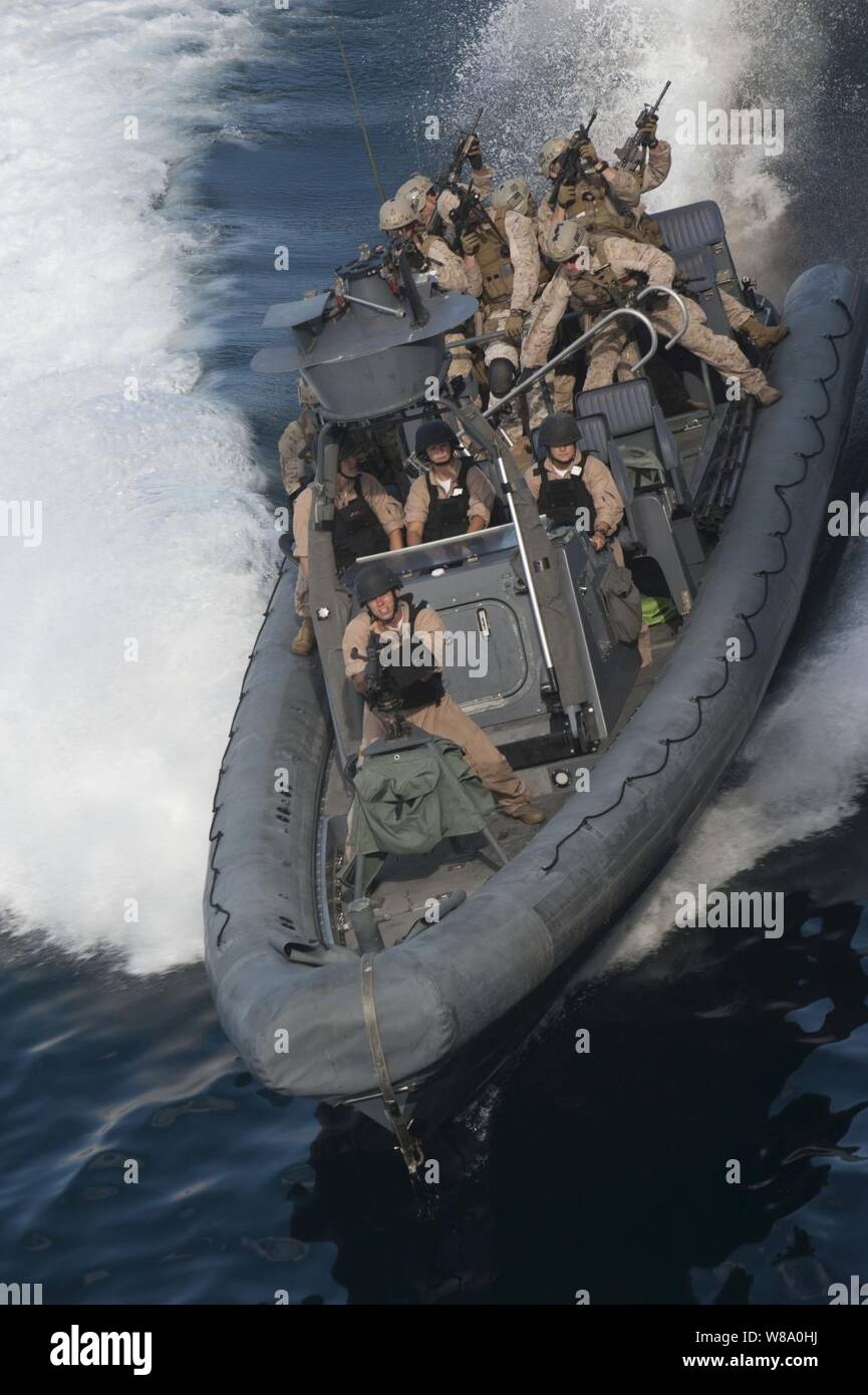 Les marins affectés à la station de transport amphibie USS New Orleans (LPD 18) L'exploitation d'un canot pneumatique à coque rigide au cours d'une mission pratique avec la 11e unité expéditionnaire de Marines Raid Maritime alors que la Force en cours dans l'océan Pacifique, le 12 août 2011. La Nouvelle Orléans et entrepris marines sont la conduite des travaux de déploiement d'entreprises dans le cadre de l'île de Makin groupe amphibie. Banque D'Images