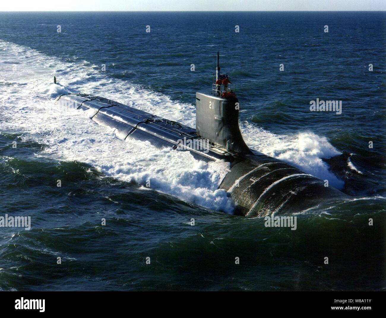 La plus récente et la plus avancée d'attaque Seawolf SSN (21) met à la mer dans la baie de Narragansett zone d'exploitation pour son premier essai en mer de la paix le 3 juillet 1996. Les essais en mer : divers essais de la Seawolf systèmes de propulsion et de l'ennoiement d'abord en cours le sous-marin. Le Seawolf représente l'atténuation de la marine la plus avancée de la technologie, l'armement, la capacité tactique et des communications. Seawolf est programmé pour être livrés à la Marine et à la mise en service cet automne. Banque D'Images