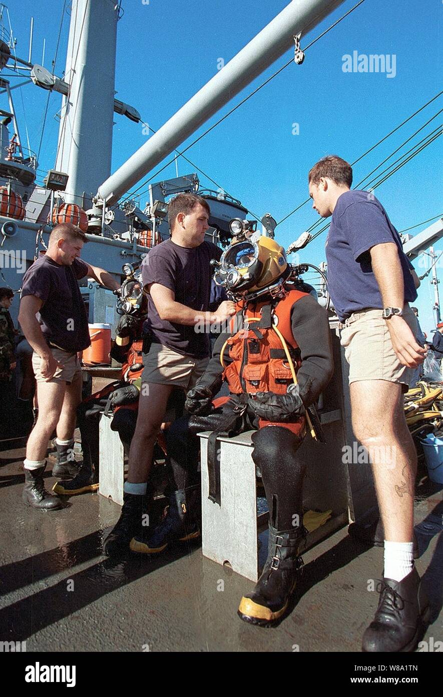 Les plongeurs de la Marine américaine à partir de l'unité mobile de récupération de plongée deux sont disposés sur le pont de l'USS Grapple (EI 53) pour plonger sur le site de l'écrasement du vol 111 de Swissair au large de Peggy's Cove (Nouvelle-Écosse), le 13 septembre 1998. Les forces américaines et canadiennes travaillent ensemble dans la récupération des victimes et des débris de l'avion à partir de l'écrasement. Le grappin est NavyХs américain plus récent navire de sauvetage et de renflouage et peut déployer des débris sous-marine Mobile Système de sondage, la technologie Sonar à ouverture synthétique, et l'électro-optique laser Système d'identification pour fournir des images détaillées de l'océan. Banque D'Images