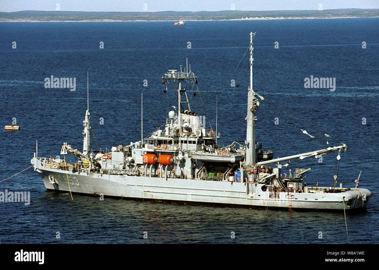Le navire de soutien de la flotte de la Marine américaine USS Grapple (EI 53) effectue des opérations de plongée profonde et drone sur le site de l'écrasement du vol 111 de Swissair au large de Peggy's Cove (Nouvelle-Écosse), le 14 septembre 1998. Les forces américaines et canadiennes travaillent ensemble dans la récupération des victimes et des débris de l'avion à partir de l'écrasement. Le grappin est NavyХs américain plus récent navire de sauvetage et de renflouage et peut déployer des débris sous-marine Mobile Système de sondage, la technologie Sonar à ouverture synthétique, et l'électro-optique laser Système d'identification pour fournir des images détaillées de l'océan. Banque D'Images
