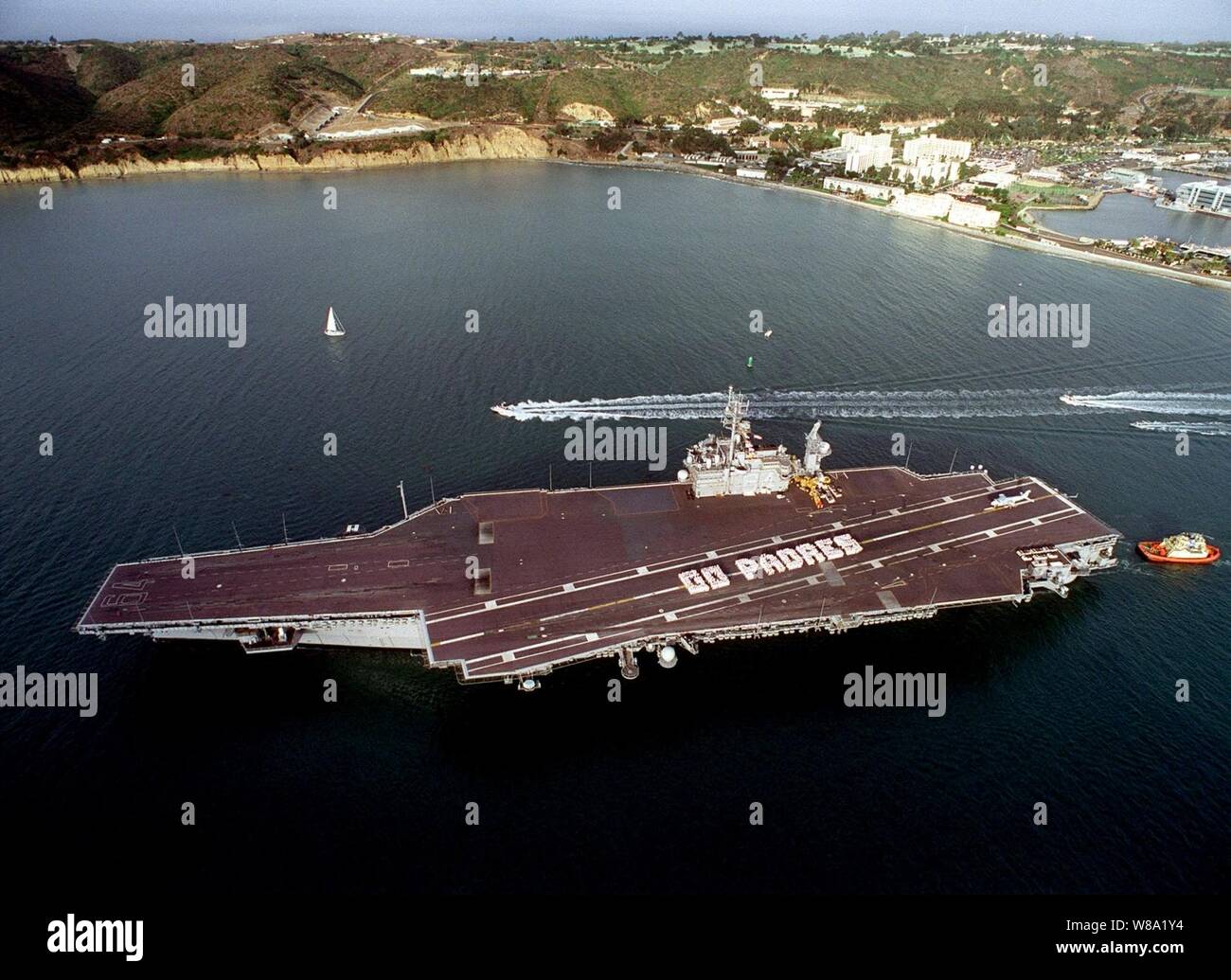 Les membres de l'équipage du porte-avions USS Constellation (CV 64) ТGo PadresУ épeler pour montrer leur soutien à la San Diego Padres, the 1998 National League Baseball Champions, alors que le navire passe par le Point Loma sur son chemin vers la mer le 15 octobre 1998. Les aumôniers seront en compétition contre les Yankees de New York pour le championnat de la Série mondiale. La Constellation est porté dans la maison de San Diego, Californie Banque D'Images