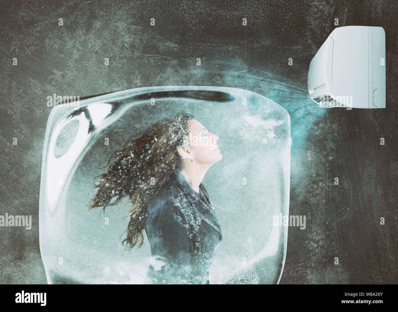 Femme congelé dans un cube de glace sous le jet d'air d'un climatiseur Banque D'Images