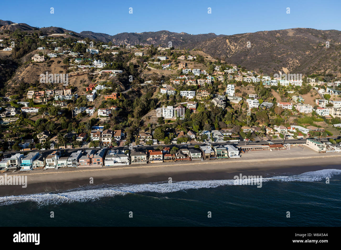 Rivage Malibu et hillside homes aerial, près de Los Angeles et Santa Monica sur autoroute de la côte pacifique dans la région pittoresque du sud de la Californie. Banque D'Images