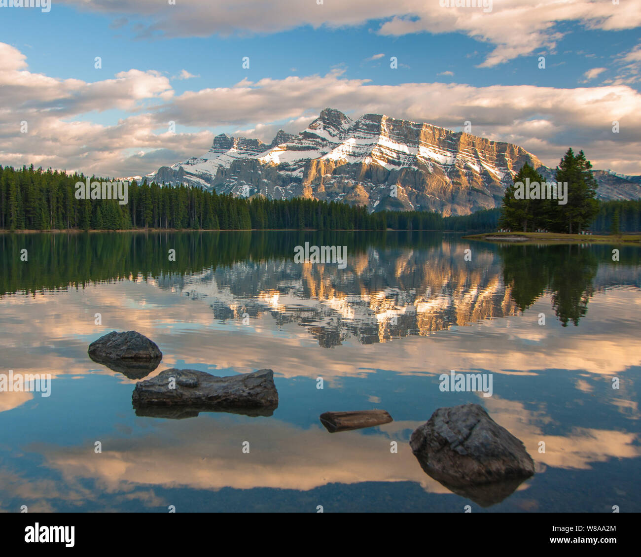 Sunrise réflexions à deux Jack Lake dans le parc national de Banff, Canada Banque D'Images