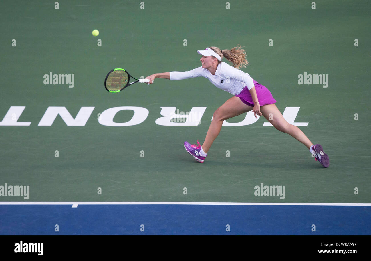 Toronto, Canada. 8e août 2019. Ekaterina Alexandrova de Russie renvoie la balle contre Serena Williams, de l'au cours de la troisième série de dames en match à la Coupe Rogers 2019 à Toronto, Canada, le 8 août 2019. Serena Williams, de l'United States a gagné 2-0. Credit : Zou Zheng/Xinhua/Alamy Live News Banque D'Images