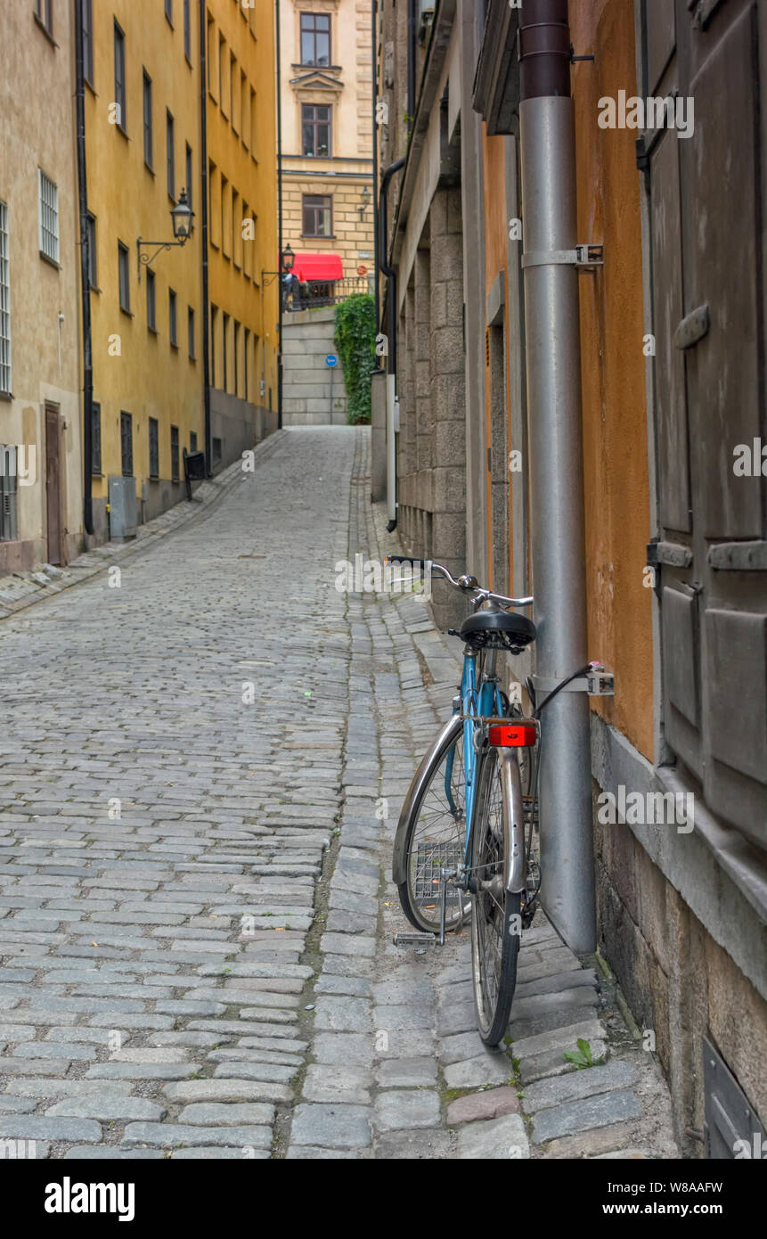 Vélo bleu sur rue pavée pittoresque Gamla Stan, Stockholm, Suède. La capitale suédoise a remporté la première des ce titre de Capitale verte européenne en 2010. Banque D'Images