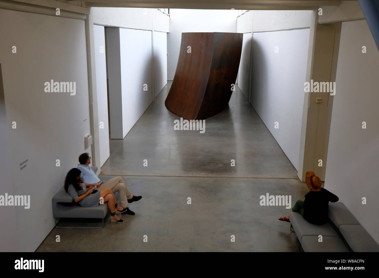 Une sculpture de Richard Serra entassés dans un espace restreint à l'intérieur de dia:Beacon Banque D'Images