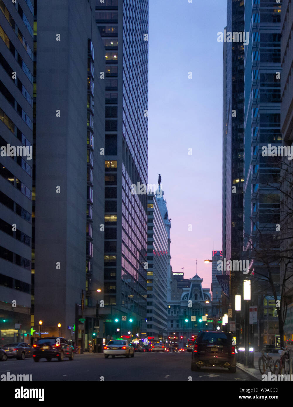 Vue sur rue dans le centre-ville de Philadelphie, le 18 et du marché, au crépuscule, en direction est, à l'hôtel de ville Banque D'Images