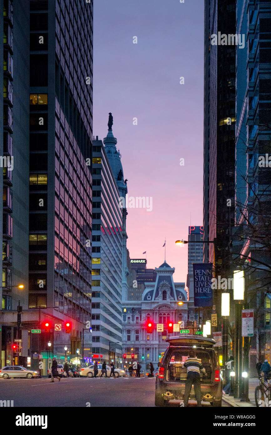 Vue sur rue dans le centre-ville de Philadelphie, le 18 et du marché, au crépuscule, en direction est, à l'hôtel de ville Banque D'Images