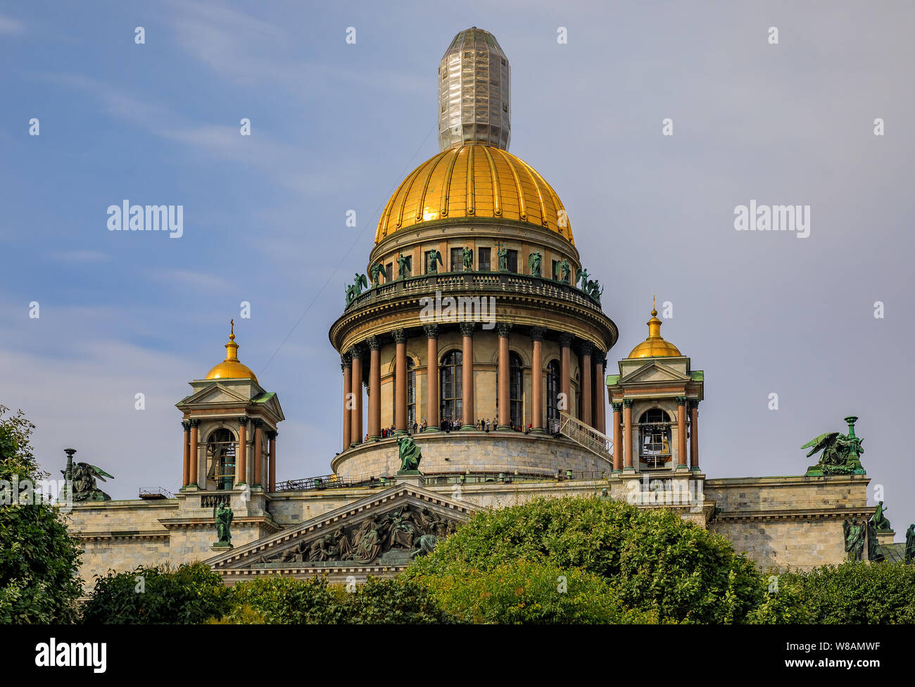 Close up de sculptures de saints et d'anges sur le toit de Saint Isaac's Cathédrale Orthodoxe russe à Saint-Pétersbourg, Russie Banque D'Images
