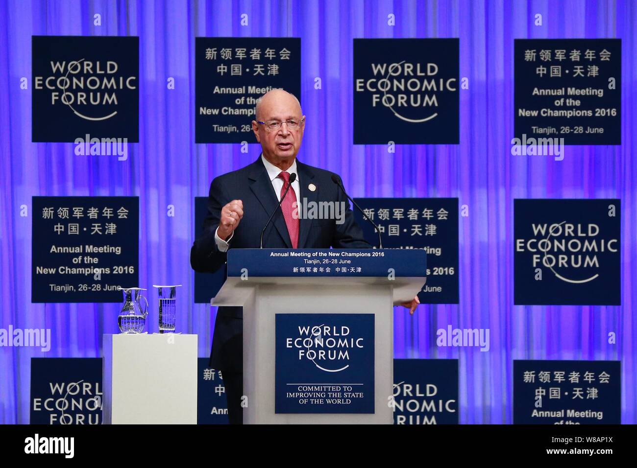 L'économiste allemand Klaus Schwab, fondateur et président exécutif du Forum économique mondial, prononce un discours lors de la cérémonie d'ouverture du monde Banque D'Images