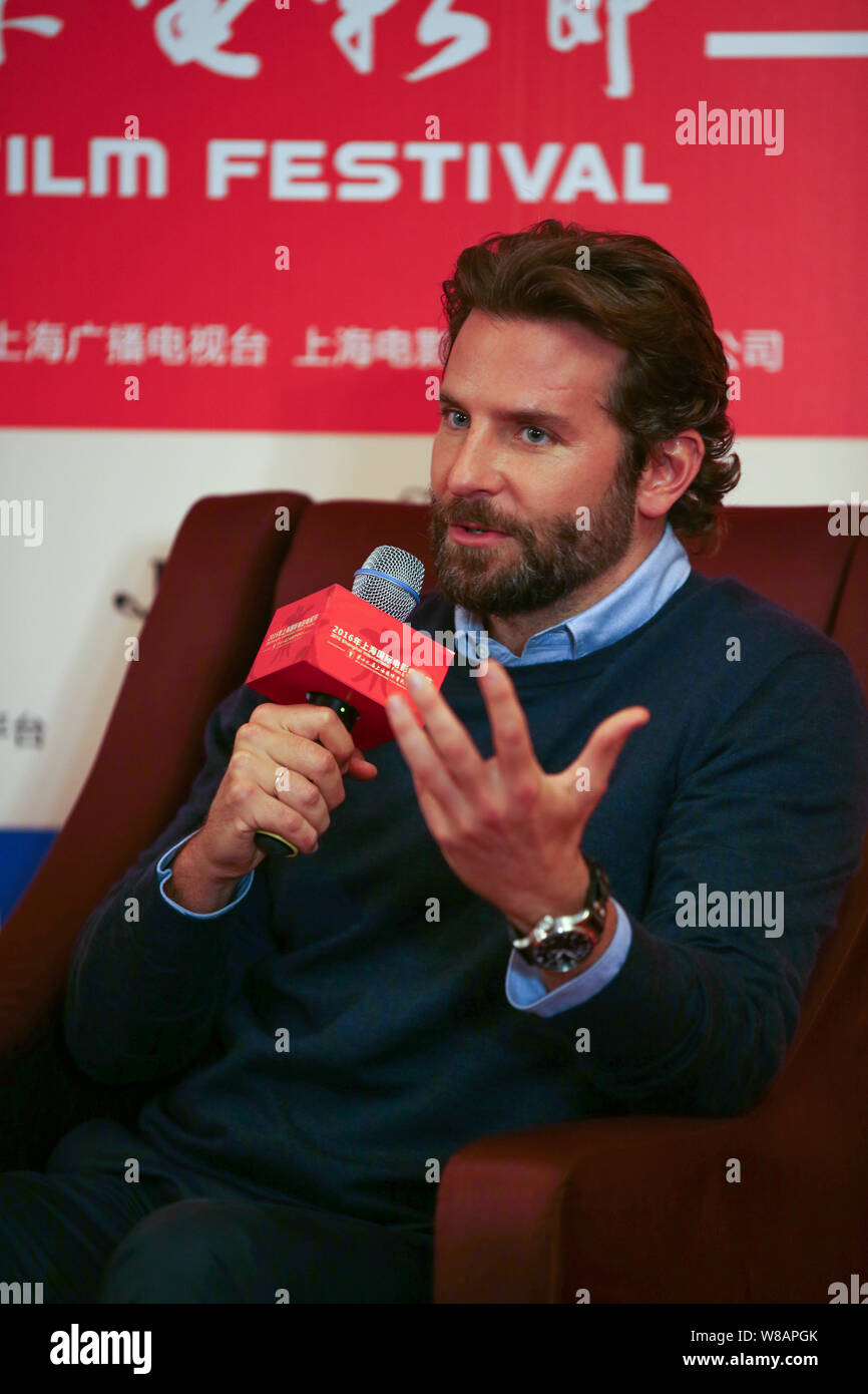 Acteur et producteur américain Bradley Cooper assiste à une conférence de presse pour le 19e Festival International du Film de Shanghai à Shanghai, Chine, 11 juin 20 Banque D'Images