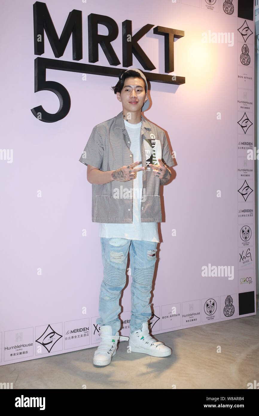 L'artiste Américain Jay Park pose à la cérémonie d'ouverture de son nouveau concept de magasin PARK MRKT5 à Taipei, Taiwan, 17 juin 2016. Banque D'Images