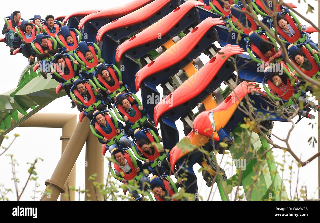 Les touristes s'amuser sur les montagnes russes à l'océan, le Royaume Chimelong plus grand parc à thème de l'océan dans le monde, dans l'île de Hengqin de Zhuhai city, south Banque D'Images