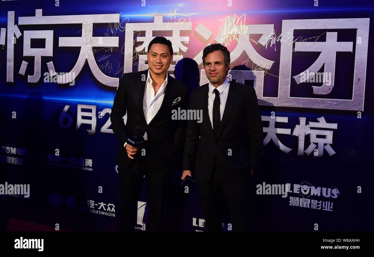 L'acteur américain Mark Ruffalo, droite, et le réalisateur Jon Chu arrivent pour la première mondiale de la Chine leur nouveau film 'Now You See Me 2' à Beijing, Chine, 2 Banque D'Images