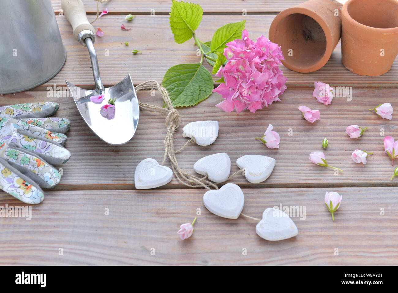 Le jardin romantique de la vie toujours avec pétales de fleurs renversé sur une table en bois et le jardinage Banque D'Images