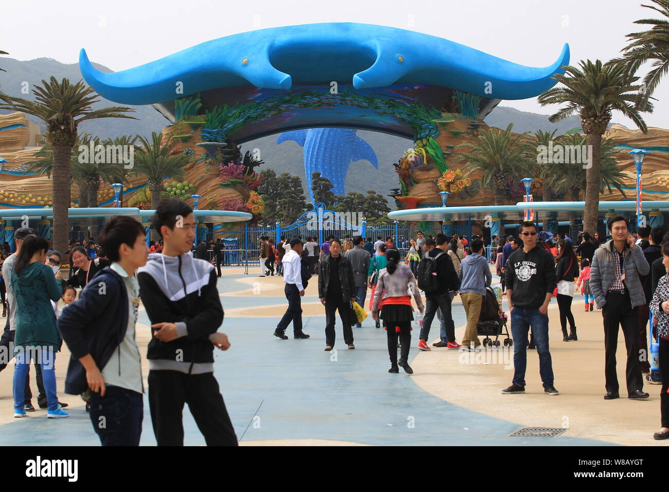 Les touristes visitent Chimelong Royaume de l'océan, le plus grand parc à thème de l'océan dans le monde, dans l'île de Hengqin de Zhuhai city, province de Guangdong, Chine du sud, Banque D'Images