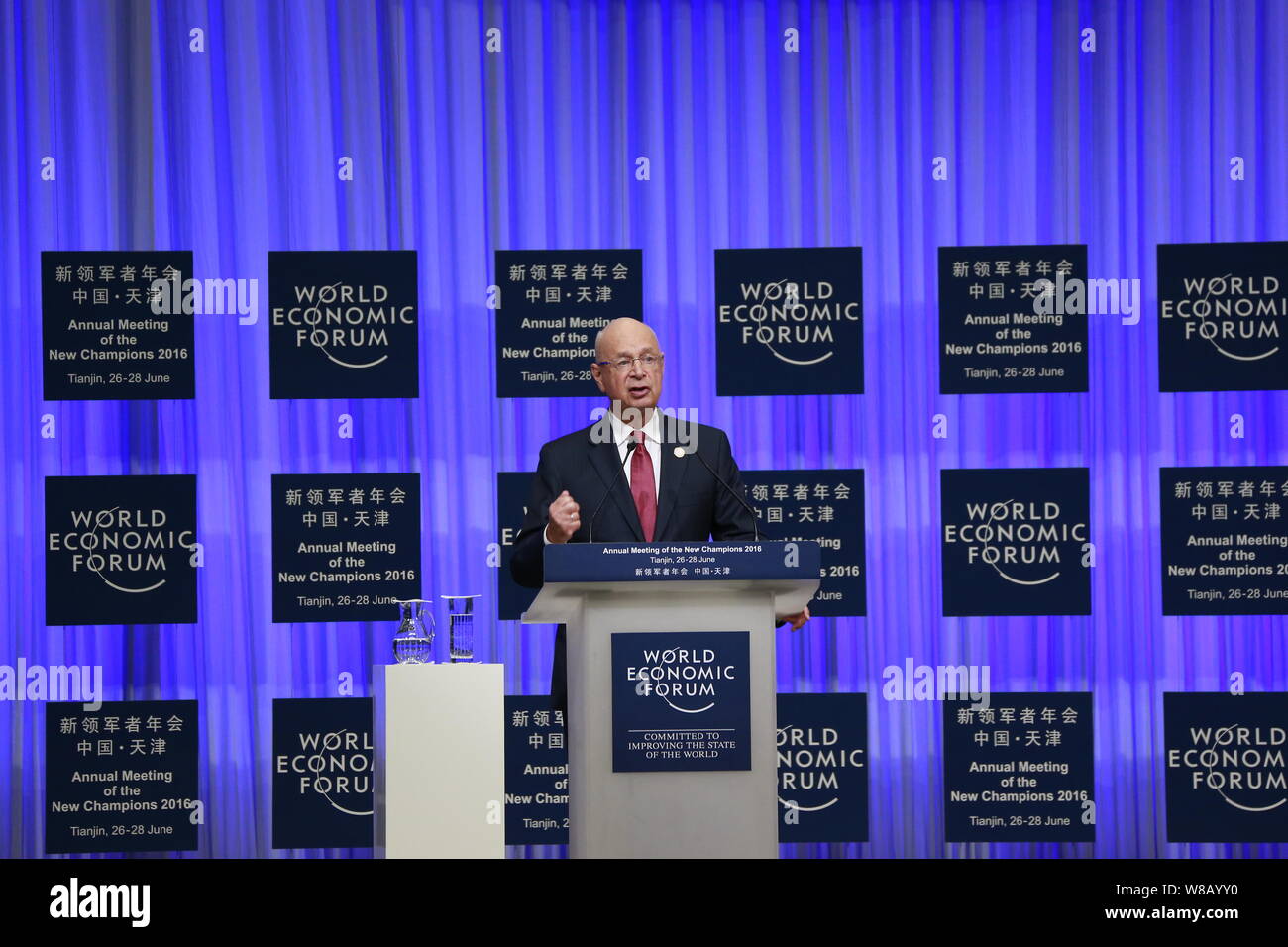 L'économiste allemand Klaus Schwab, fondateur et président exécutif du Forum économique mondial, prononce un discours lors de la cérémonie d'ouverture du monde Banque D'Images