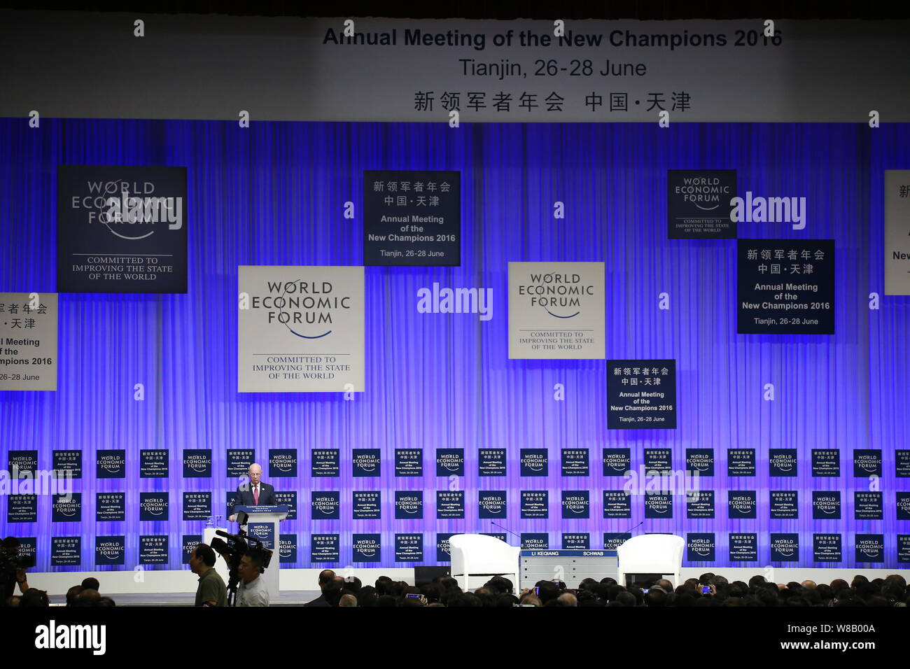 L'économiste allemand Klaus Schwab, fondateur et président exécutif du Forum économique mondial, prononce un discours lors de la cérémonie d'ouverture du monde Banque D'Images