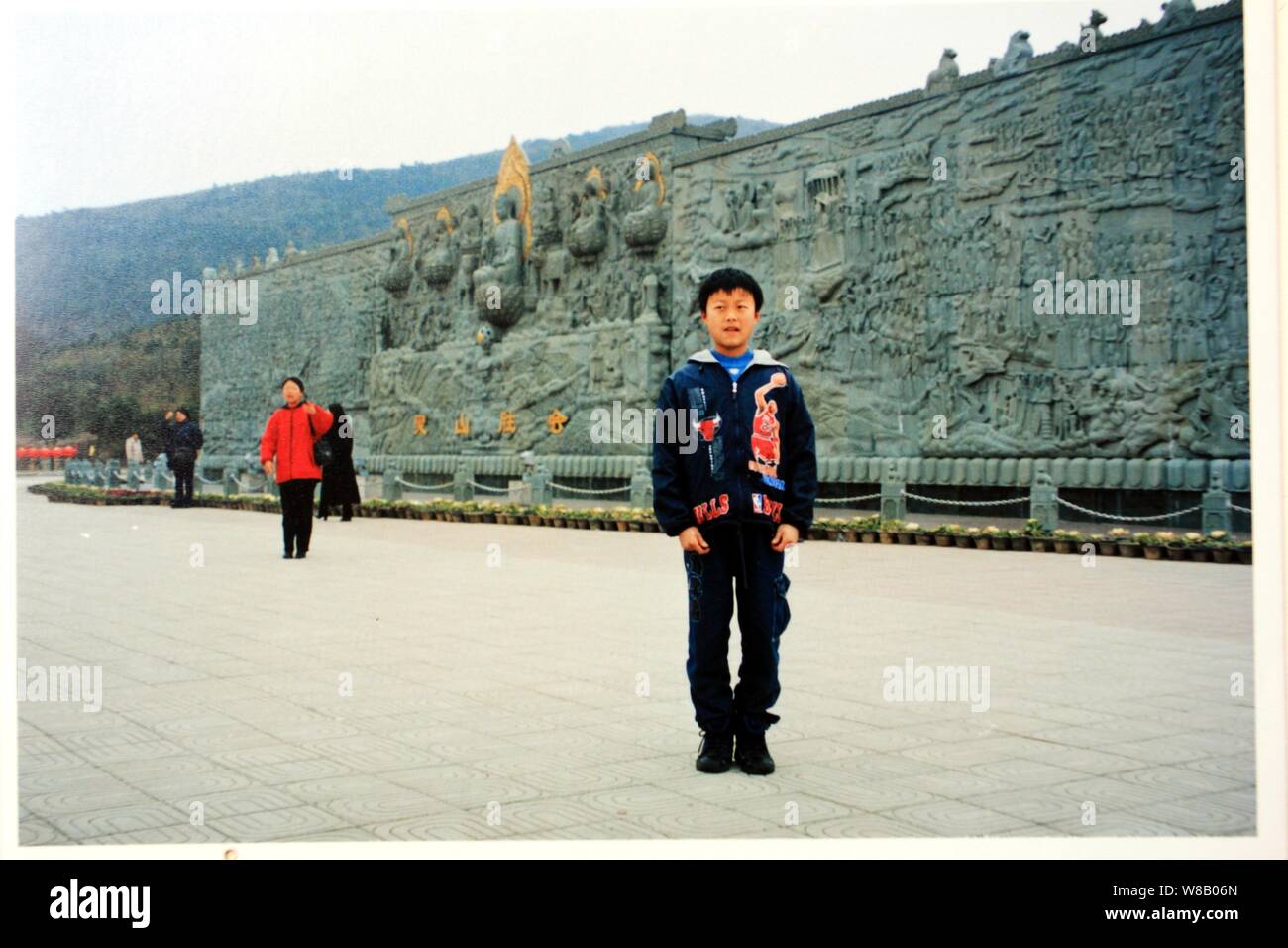 Un fichier photo prise en 2000 montre puis 14 ans Zhang Heping, avant, près de sa future belle-mère, en rouge, lors de leur visite à la géant Lingshan Banque D'Images